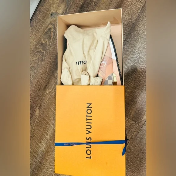 EUC Authentic Louis Vuitton Suede Damier Azur Run Away Sneakers - Picture 9 of 10